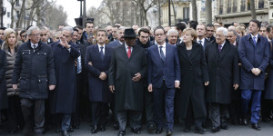 Charlie-Hebdo-Hollande-Sarkozy-et-une-cinquantaine-de-dirigeants-etrangers-dans-une-marche-republicaine-historique